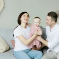 Co zrobić, gdy dziecko się zanosi