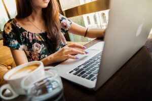Read more about the article Jak znaleźć równowagę między pracą a życiem prywatnym? 12 praktycznych porad