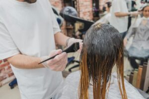 Read more about the article Czym i jak przyciemnić za bardzo rozjaśnione włosy? 6 sprawdzonych sposobów