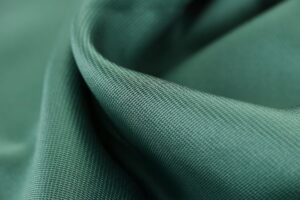 Read more about the article Lyocell (Tencel) – co to za materiał? Jak dbać o lyocell? Jakie są właściwości tencelu?