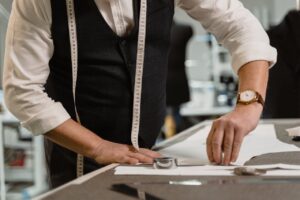 Read more about the article Jak zacerować spodnie – praktyczny przewodnik dla modnych kobiet