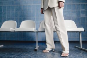 Read more about the article Spodnie Wide Leg – dla kogo są? Jak je nosić?