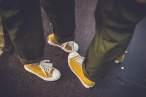 Read more about the article Spodnie Mid Waist – co to za krój? Co to znaczy? Jak je nosić?