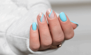Sparkle blue, syrenka, aura nails – poznaj topowe odsłony błekitnych stylizacji hybrydowych