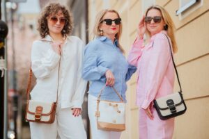 Read more about the article Torebeczki damskie – styl, który mieści się w dłoni
