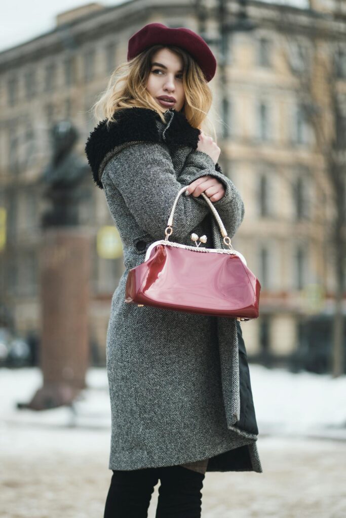 Czerwona skórzana torebka