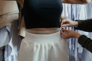 Read more about the article Jak uszyć prostą spódnicę krok po kroku? Jakie materiały i narzędzia są potrzebne do uszycia spódnicy?