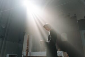 Read more about the article Ile kosztuje uszycie sutanny? Co wpływa na cenę uszycia sutanny? Sprawdź!