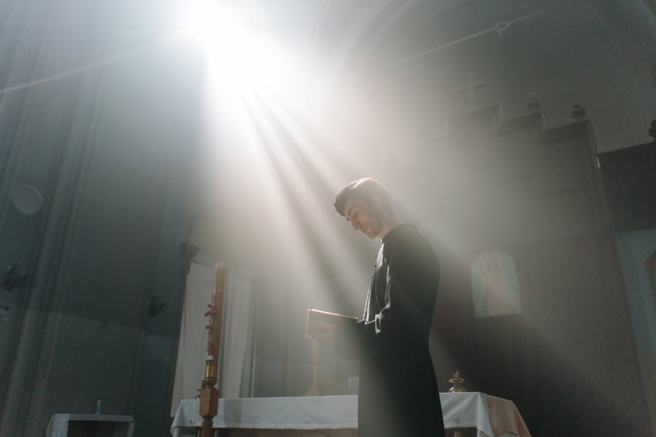 Read more about the article Ile kosztuje uszycie sutanny? Co wpływa na cenę uszycia sutanny? Sprawdź!