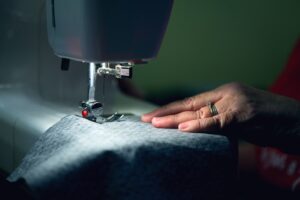 Read more about the article Masz maszynę do szycia… sprawdź, jak kurs szycia może odmienić Twoje życie