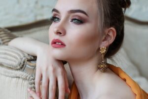 Read more about the article Jak dobierać kolory ubrań do typu urody? Sprawdź!