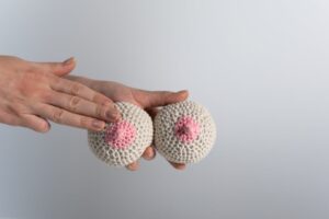 Read more about the article Jaka włóczka na koc na szydełku? Jaką włóczkę wybrać do robienia koca szydełkiem? Jaki rodzaj włóczki jest najlepszy na koc?