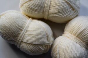 Read more about the article Jaka włóczka na sweter? Jaka grubość włóczki najlepiej pasuje do swetra?