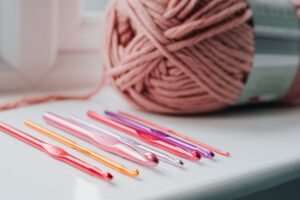 Read more about the article Jaka włóczka najlepsza na czapki? Jakie włókna zapewniają ciepło i komfort?