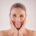 Świadoma pielęgnacja anti-aging – dlaczego jednolity koloryt cery jest ważniejszy niż brak zmarszczek