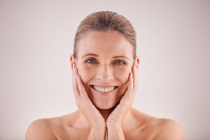 Read more about the article Świadoma pielęgnacja anti-aging – dlaczego jednolity koloryt cery jest ważniejszy niż brak zmarszczek?