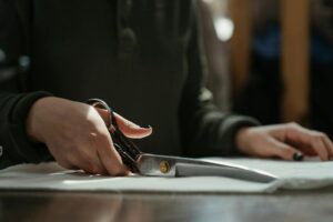 Read more about the article Jak dobrać idealne narzędzie do cięcia tkanin w pracowni krawieckiej?