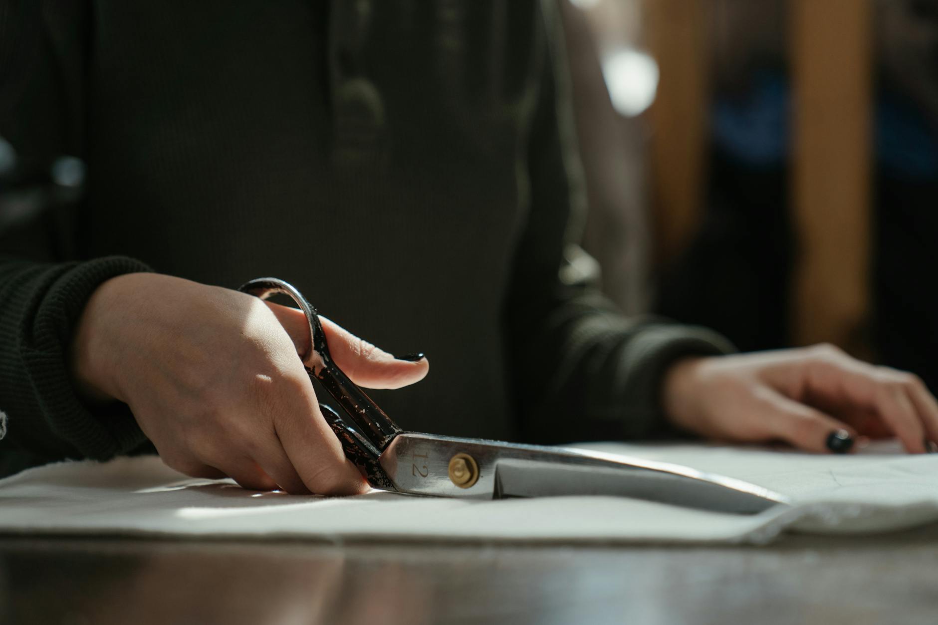 Read more about the article Jak dobrać idealne narzędzie do cięcia tkanin w pracowni krawieckiej?