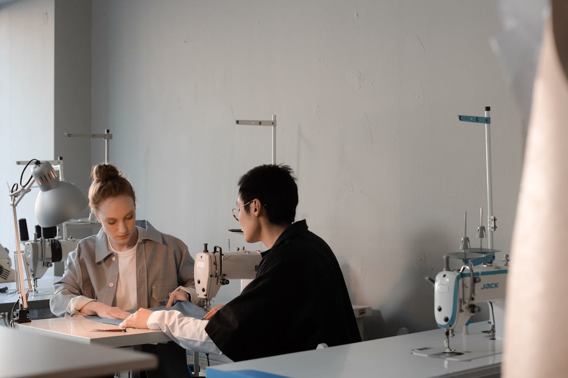 Overlock - rodzaj maszyny do wykańczania krawędzi tkanin.