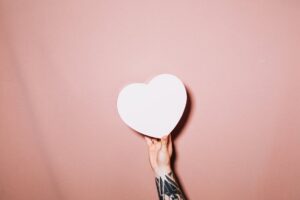 Read more about the article Co oznacza białe serce? Symbolika, znaczenie, interpretacja białego serca 🤍