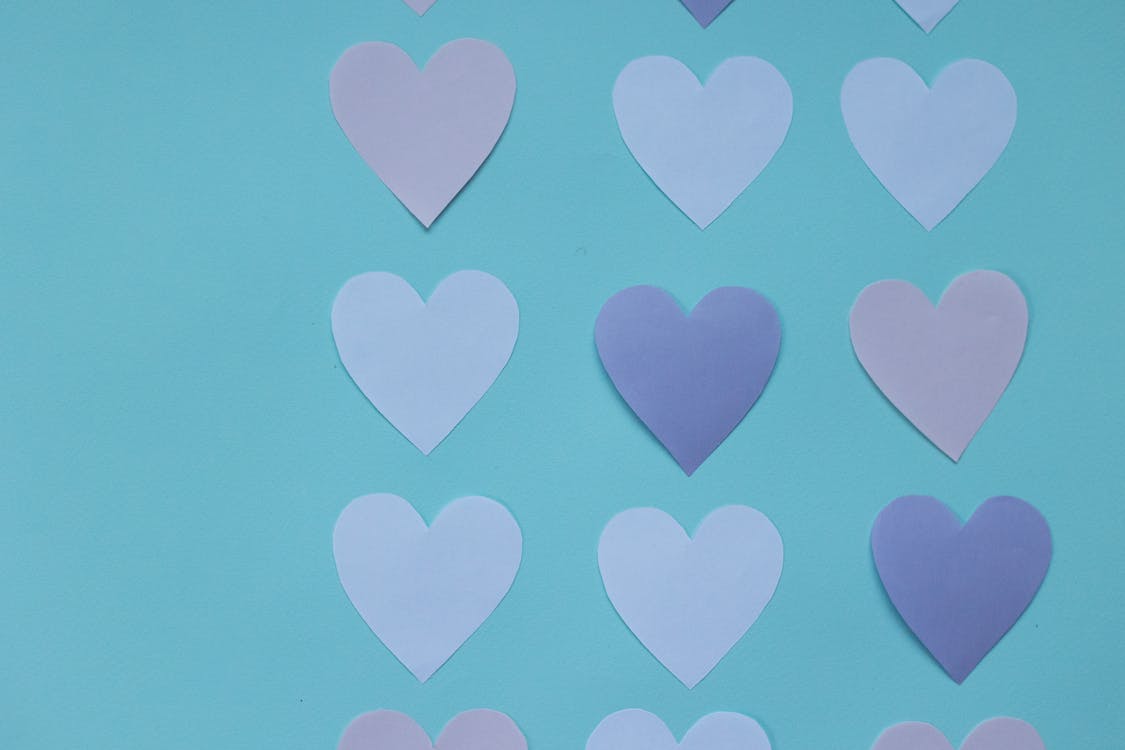 Read more about the article Co oznacza niebieskie serce? 💙Znaczenie emotki/emoji niebieskiego serca
