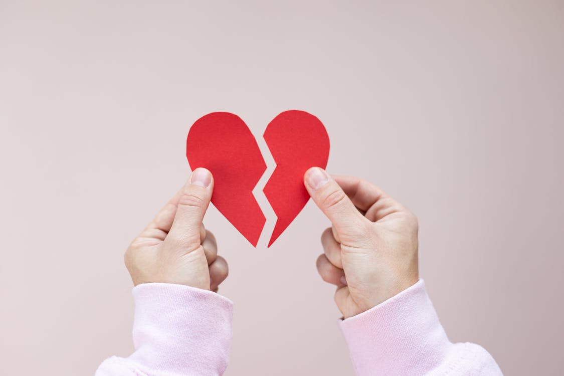 Read more about the article Co oznacza złamane serce? Jak interpretować emotkę złamanego serca?