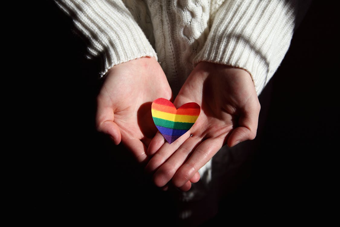Read more about the article Co oznacza tęczowe serce? Znaczenie i symbolika tęczowego serca w komunikacji