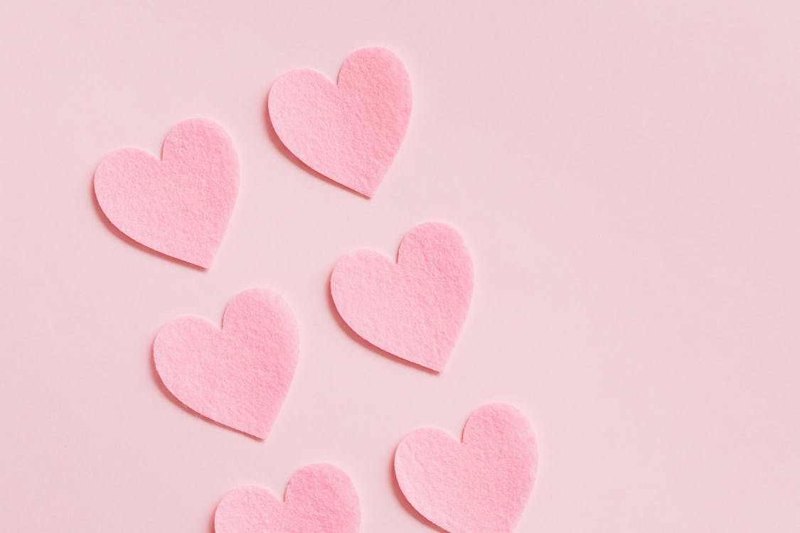 Read more about the article Co oznaczają emotki serca? Znaczenie emoji serca w różnych sytuacjach i kanałach komunikacji