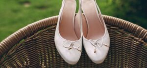 Read more about the article Od biura po wieczorną kolację – jak stylizować czółenka damskie w tym sezonie?