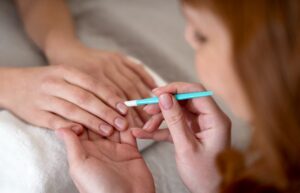 Read more about the article Naturalna pielęgnacja paznokci – jakie produkty naprawdę działają?