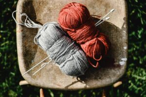 Read more about the article Jak zrobić ścieg koszykowy na drutach?