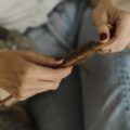jak blokować robótkę na drutach