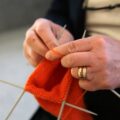 jak skrócić sweter robiony na drutach