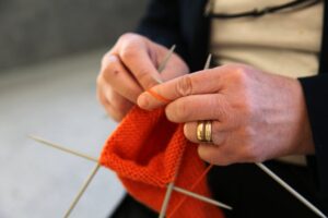 Read more about the article Jak skrócić sweter robiony na drutach?