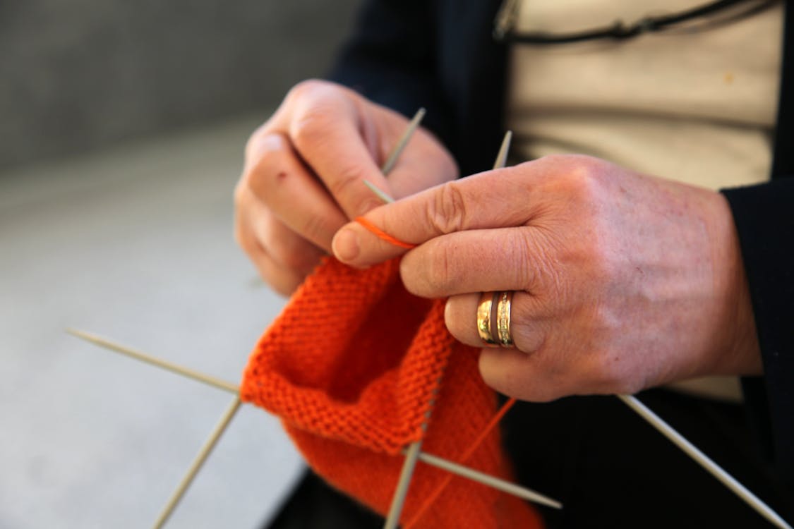 Read more about the article Jak skrócić sweter robiony na drutach?