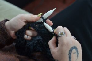 Read more about the article Jak zrobić sukienkę na drutach? Poradnik krok po kroku