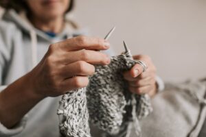 Read more about the article Jak zrobić sweter na drutach krok po kroku?