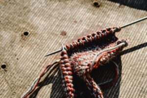 Read more about the article Jak zwęzić sweter robiony na drutach?