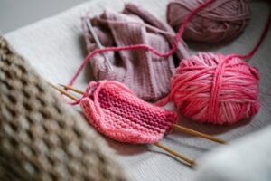 Read more about the article Jak zrobić kapcie na drutach krok po kroku?