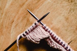 Read more about the article Jak zrobić buciki na drutach? Przewodnik krok po kroku