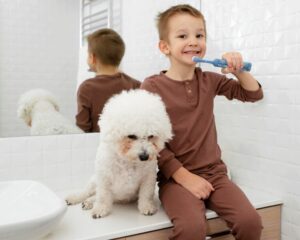 Jak nauczyć dziecko mycia zębów i kiedy wprowadzić szczoteczkę soniczną