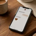 Telefon z włączonym Messengerem z emoji brązowego serca w rozmowie