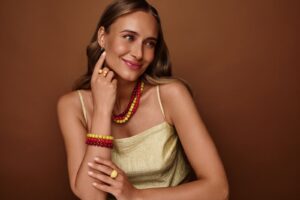 Biżuteria oversize – jak nosić duże, wyraziste dodatki bez przesady?