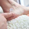Gładkie stopy i zdrowa skóra - domowa pielęgnacja w naturalnym stylu