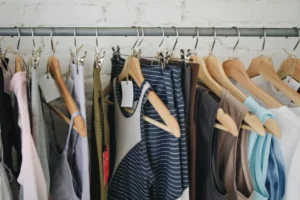 Read more about the article Jaki kolor pasuje do brązowych spodni? Zestawienia, buty i dodatki