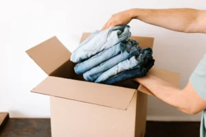 Read more about the article Jaki kolor pasuje do czarnych włosów? Ubrania i makijaż
