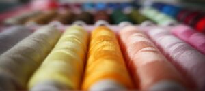 Read more about the article Jak szyć dzianinę bez overlocka? Poradnik krok po kroku