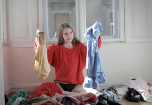 Read more about the article Jaki kolor pasuje do beżowych spodni? Zestawienia i porady