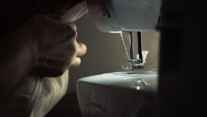 Read more about the article Jak szyć overlockiem? Poradnik krok po kroku dla początkujących
