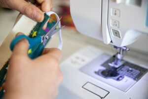 Read more about the article Jak szyć jeans krok po kroku? Poradnik od wykroju do wykończenia
